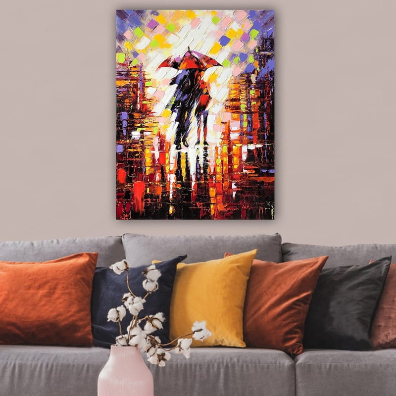 Lærred 70x100 cm - To personer med en paraply stående i et regnfuldt bymiljø - Rød / Sort / Orange - Boligtilbehør - Billeder & kunst - Billeder på lærred