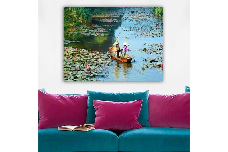 Lærred 70x100 cm - To personer padler i båd gennem en sø med åkander og blomster - Grøn / Lyserød / Blå - Boligtilbehør - Billeder & kunst - Billeder på lærred