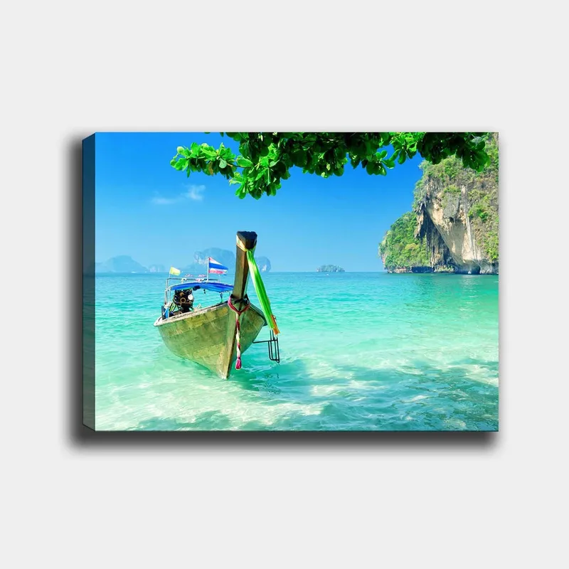 Lærred 70x100 cm - Traditionel båd på en klar blå strand med frodige klipper i baggrunden, Turkis / Grøn / Blå