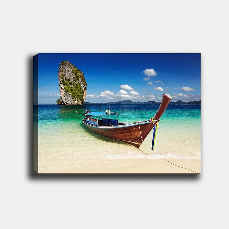 Lærred 70x100 cm - Traditionel båd på en tropisk strand med klippeformationer i baggrunden, Blå / Grøn / Brun