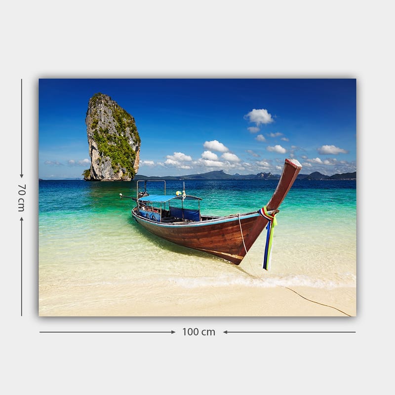 Lærred 70x100 cm - Traditionel båd på en tropisk strand med klippeformationer i baggrunden - Blå / Grøn / Brun - Boligtilbehør - Billeder & kunst - Billeder på lærred