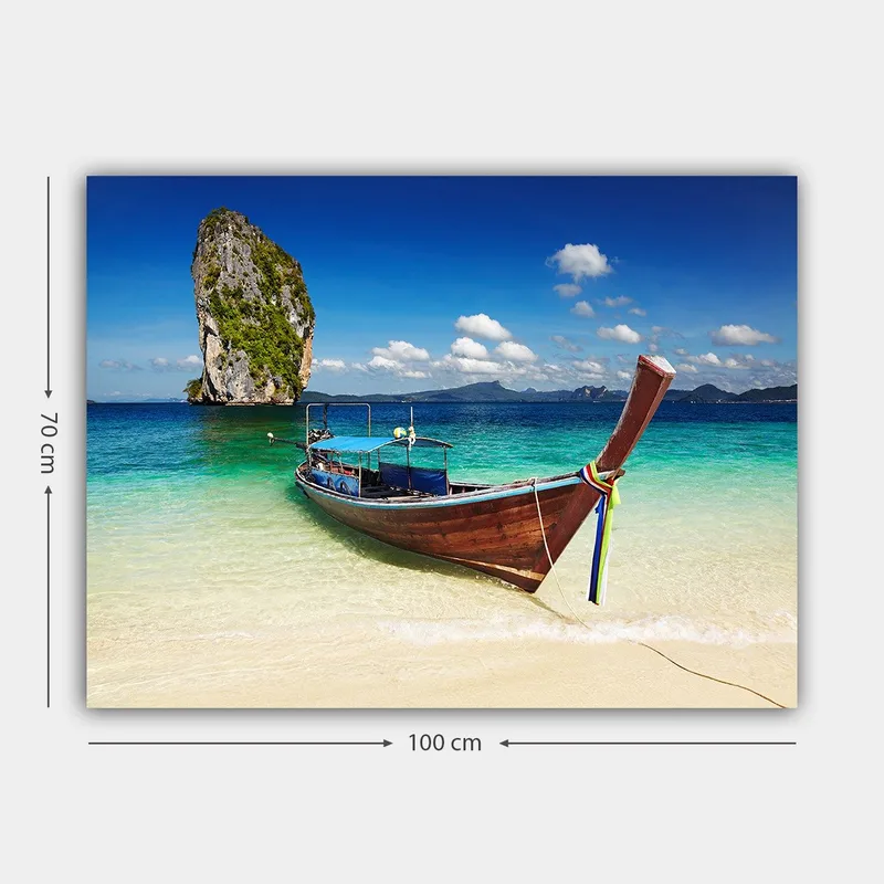 Lærred 70x100 cm - Traditionel båd på en tropisk strand med klippeformationer i baggrunden - Blå / Grøn / Brun - Boligtilbehør - Billeder & kunst - Billeder på lærred