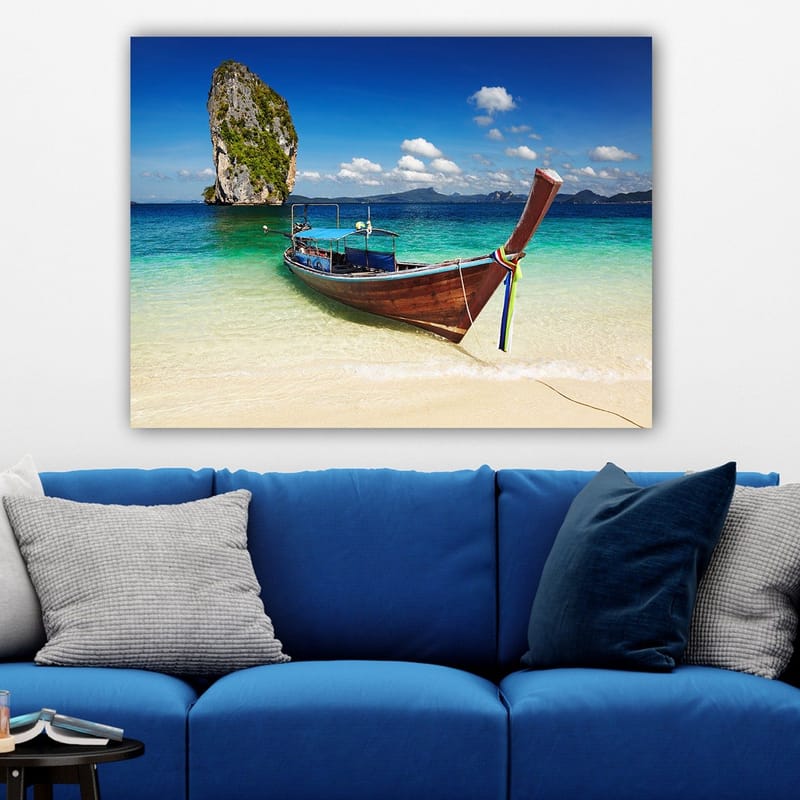 Lærred 70x100 cm - Traditionel båd på en tropisk strand med klippeformationer i baggrunden - Blå / Grøn / Brun - Boligtilbehør - Billeder & kunst - Billeder på lærred