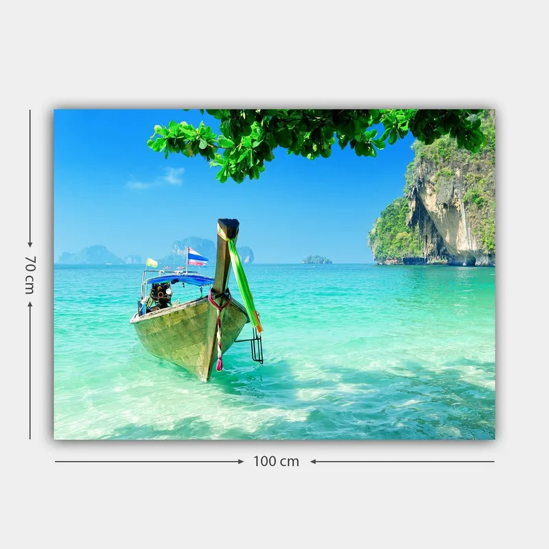 Lærred 70x100 cm - Traditionel båd på en klar blå strand med frodige klipper i baggrunden - Turkis / Gr øn / Blå - Boligtilbehør - Billeder & kunst - Billeder på lærred