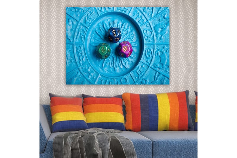Lærred 70x100 cm - Tre farverige terninger placeret på en blå baggrund med et mønster - Blå / Grøn / Lilla - Boligtilbehør - Billeder & kunst - Billeder på lærred