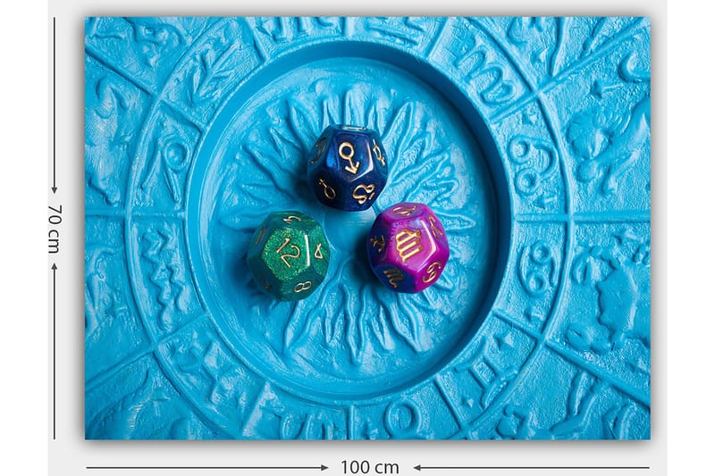 Lærred 70x100 cm - Tre farverige terninger placeret på en blå baggrund med et mønster - Blå / Grøn / Lilla - Boligtilbehør - Billeder & kunst - Billeder på lærred