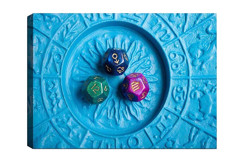 Lærred 70x100 cm - Tre farverige terninger placeret på en blå baggrund med et mønster, Blå / Grøn / Lilla