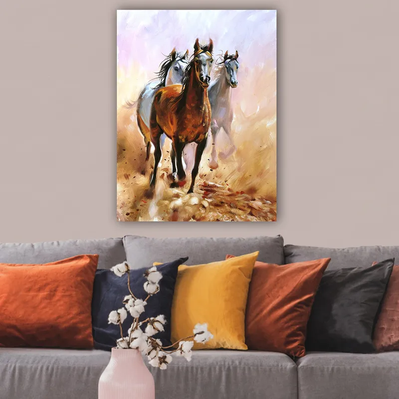 Lærred 70x100 cm - Tre heste galoperer fremad i en dynamisk bevægelse - Brun / Hvid / Beige - Boligtilbehør - Billeder & kunst - Billeder på lærred