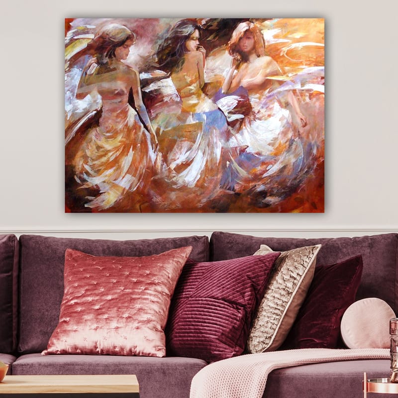 Lærred 70x100 cm - Tre kvinder i flagrende kjoler, der danser, fanget i en dynamisk bevægelse - Orange / Hvid / Beige - Boligtilbehør - Billeder & kunst - Billeder på lærred