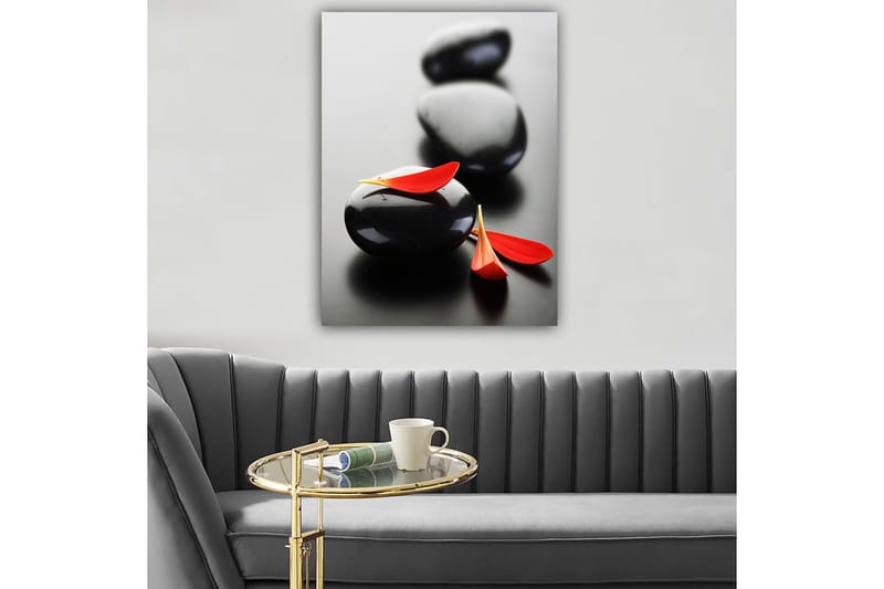 Lærred 70x100 cm - Tre sorte sten med røde blomsterblade skaber en harmonisk og afslappende komposition - Sort / Rød - Boligtilbehør - Billeder & kunst - Billeder på lærred
