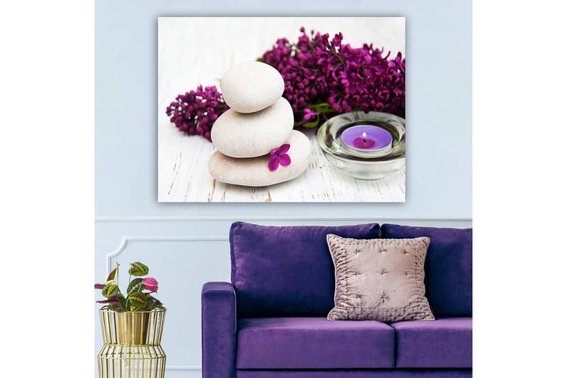Lærred 70x100 cm - Tre stablede sten med en lilla blomst og et duftlys i en rolig og harmonisk komposition - Lysegrå / Lilla - Boligtilbehør - Billeder & kunst - Billeder på lærred