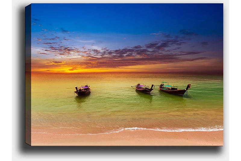 Lærred 70x100 cm - Tre traditionelle både liggende på en strand under en farverig solnedgang - Blå / Orange / Grøn - Boligtilbehør - Billeder & kunst - Billeder på lærred