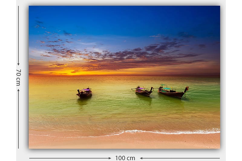 Lærred 70x100 cm - Tre traditionelle både liggende på en strand under en farverig solnedgang - Blå / Orange / Grøn - Boligtilbehør - Billeder & kunst - Billeder på lærred