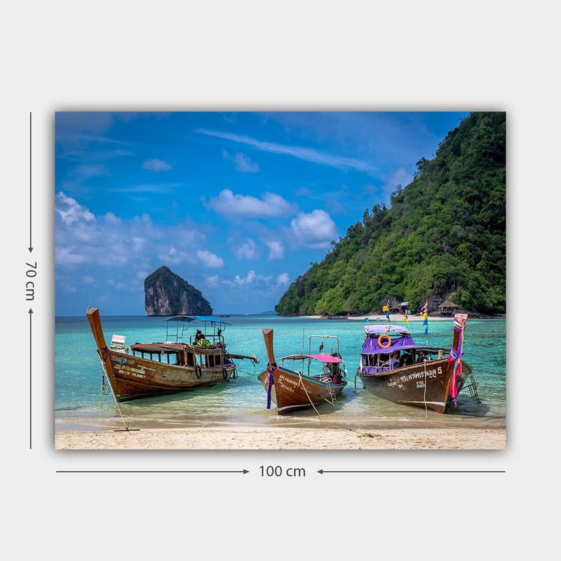 Lærred 70x100 cm - Tre traditionelle langbåde på en strand med en klippeø i baggrunden - Brun / Turkis / Grøn - Boligtilbehør - Billeder & kunst - Billeder på lærred