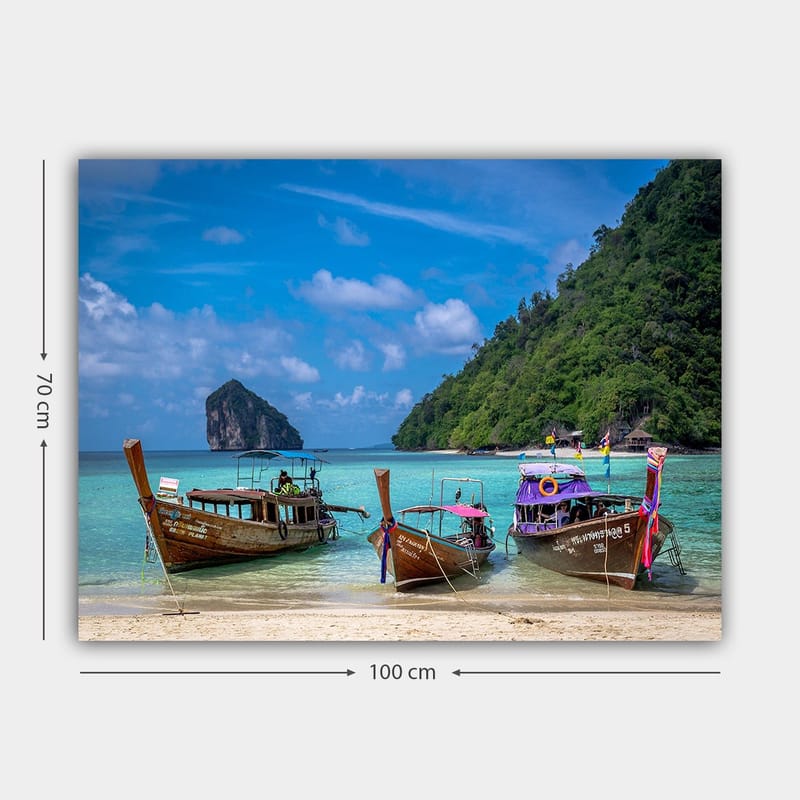 Lærred 70x100 cm - Tre traditionelle langbåde på en strand med en klippeø i baggrunden - Brun / Turkis / Grøn - Boligtilbehør - Billeder & kunst - Billeder på lærred