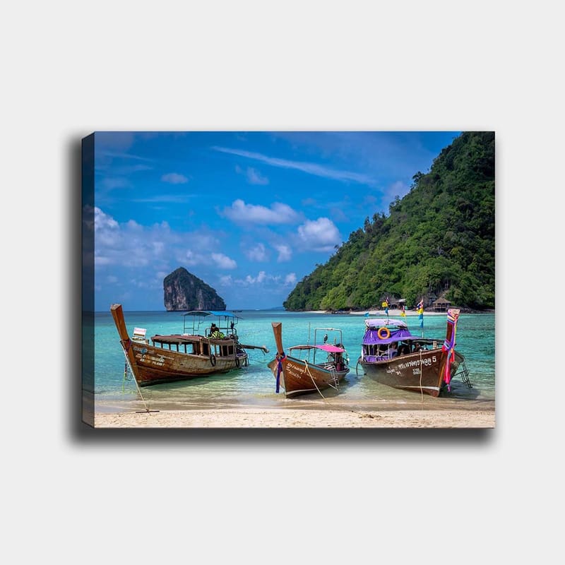 Lærred 70x100 cm - Tre traditionelle langbåde på en strand med en klippeø i baggrunden, Brun / Turkis / Grøn