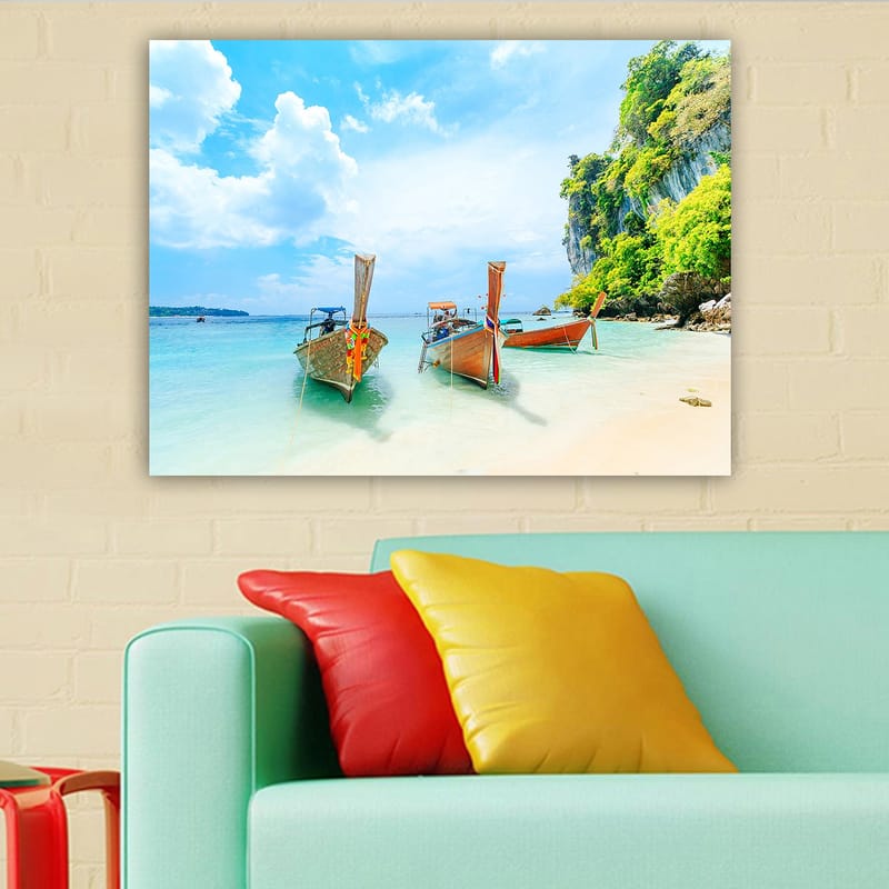 Lærred 70x100 cm - Tre traditionelle thailandske både på en smuk strand med klart vand og frodige klipper i baggrunden - Blå / Grøn / Orange - Boligtilbehør - Billeder & kunst - Billeder på lærred