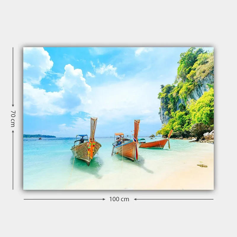 Lærred 70x100 cm - Tre traditionelle thailandske både på en smuk strand med klart vand og frodige klipper i baggrunden - Blå / Grøn / Orange - Boligtilbehør - Billeder & kunst - Billeder på lærred