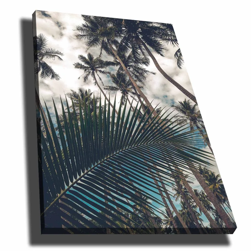 Lærred 70x100 cm - Tropisk palmelund med et stort palmeblad i forgrunden, Mørkegrøn / Lysegrøn / Blå