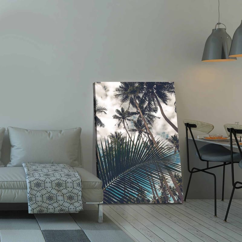 Lærred 70x100 cm - Tropisk palmelund med et stort palmeblad i forgrunden - Mørkegrøn / Lysegrøn / Blå - Boligtilbehør - Billeder & kunst - Billeder på lærred