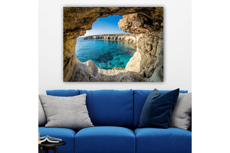 Lærred 70x100 cm - Udsigt gennem en klippeåbning mod en klar blå kyst - Blå / Beige / Hvid - Boligtilbehør - Billeder & kunst - Billeder på lærred