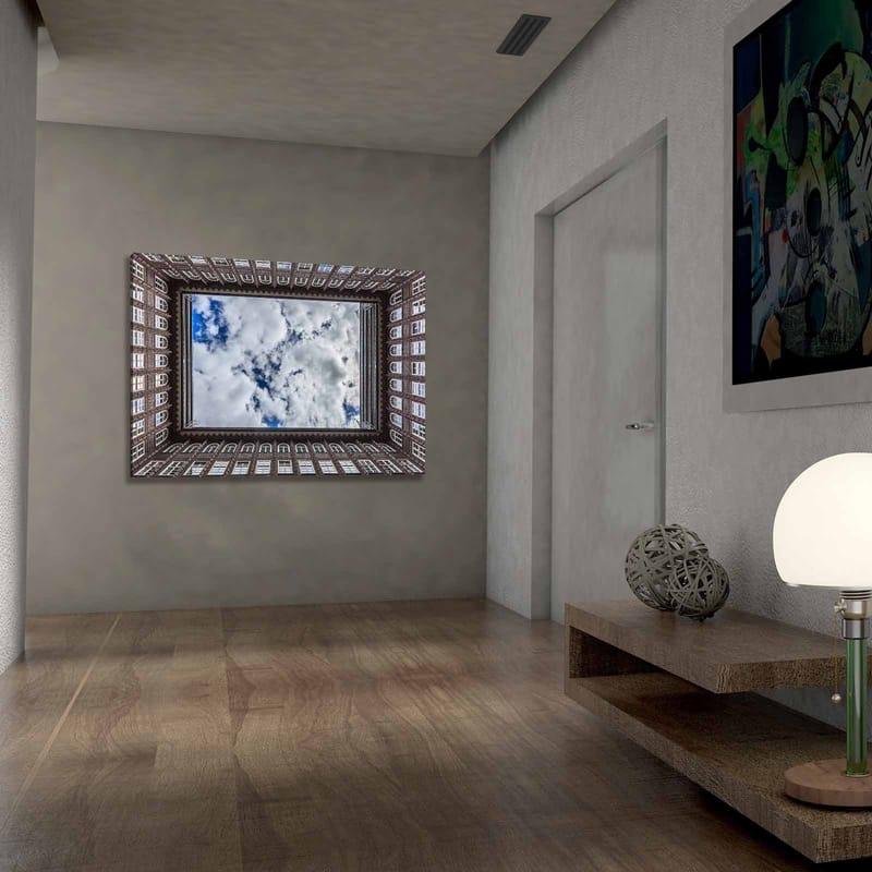 Lærred 70x100 cm - Udsigt over en bygningsfacade, der indrammer et spejlbillede af himlen - Mørkebrun / Hvid / Lyseblå - Boligtilbehør - Billeder & kunst - Billeder på lærred