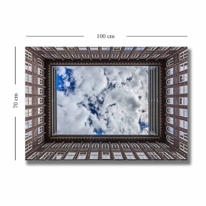 Lærred 70x100 cm - Udsigt over en bygningsfacade, der indrammer et spejlbillede af himlen - Mørkebrun / Hvid / Lyseblå - Boligtilbehør - Billeder & kunst - Billeder på lærred