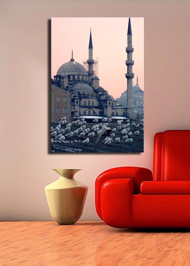 Lærred 70x100 cm - Udsigt over en historisk moské med fugle siddende på taget - Grå / Blå / Beige - Boligtilbehør - Billeder & kunst - Billeder på lærred