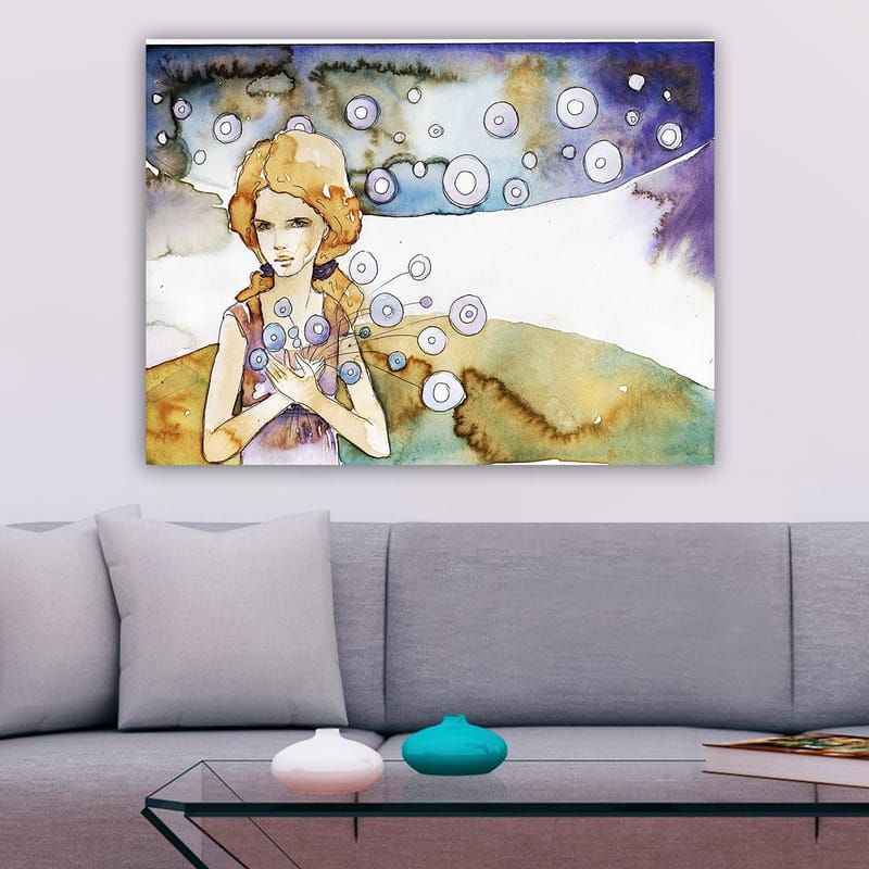 Lærred 70x100 cm - Ung kvinde holder en buket cirkulære blomster i et drømmeagtigt landskab - Lyseblå / Beige / Lilla - Boligtilbehør - Billeder & kunst - Billeder på lærred