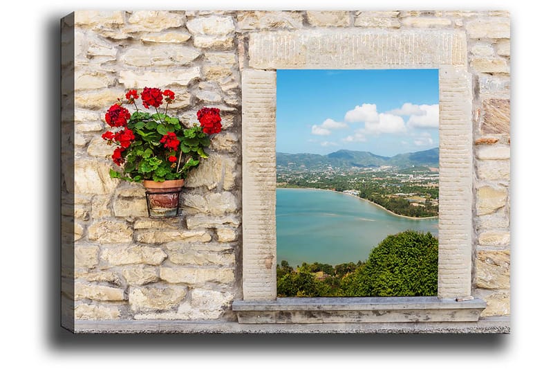 Lærred 70x100 cm - Urtepotte med røde blomster på en klippevæg, der indrammer en smuk udsigt over havet og landskabet - Rød / Grøn / Beige - Boligtilbehør - Billeder & kunst - Billeder på lærred