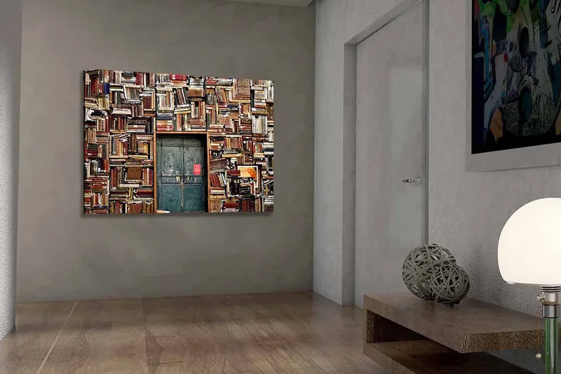 Lærred 70x100 cm - Væg dækket af bøger med en dør i midten - Brun / Grøn / Rød - Boligtilbehør - Billeder & kunst - Billeder på lærred