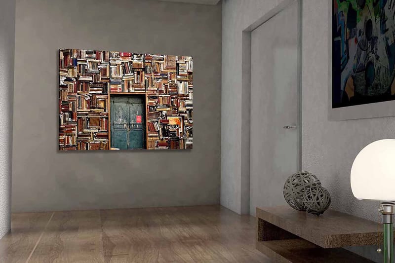 Lærred 70x100 cm - Væg dækket af bøger med en dør i midten - Brun / Grøn / Rød - Boligtilbehør - Billeder & kunst - Billeder på lærred