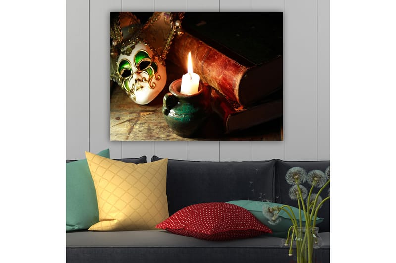 Lærred 70x100 cm - Venetiansk maske i fokus med et brændende stearinlys og gamle bøger i baggrunden - Grøn / Brun / Hvid - Boligtilbehør - Billeder & kunst - Billeder på lærred