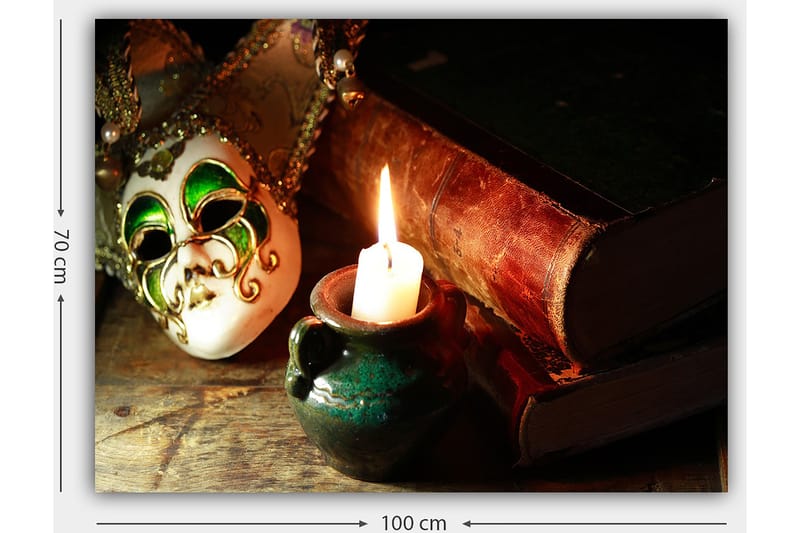 Lærred 70x100 cm - Venetiansk maske i fokus med et brændende stearinlys og gamle bøger i baggrunden - Grøn / Brun / Hvid - Boligtilbehør - Billeder & kunst - Billeder på lærred