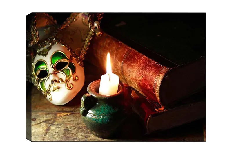 Lærred 70x100 cm - Venetiansk maske i fokus med et brændende stearinlys og gamle bøger i baggrunden, Grøn / Brun / Hvid
