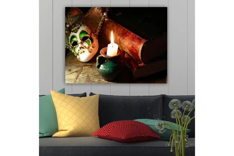 Lærred 70x100 cm - Venetiansk maske i fokus med et brændende stearinlys og gamle bøger i baggrunden - Grøn / Brun / Hvid - Boligtilbehør - Billeder & kunst - Billeder på lærred