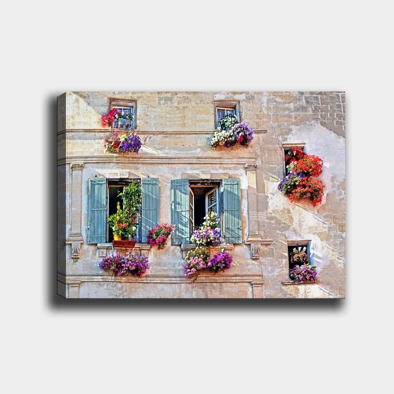 Lærred 70x100 cm - Vindue med blomsterarrangement på en gammel bygning, Lilla / Grøn / Rød