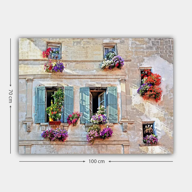 Lærred 70x100 cm - Vindue med blomsterarrangement på en gammel bygning - Lilla / Grøn / Rød - Boligtilbehør - Billeder & kunst - Billeder på lærred