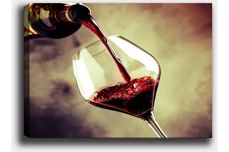 Lærred 70x100 cm - Vinflaske hældes i et glas rødvin, hvilket skaber en elegant og indbydende atmosfære - Rød / Grøn / Gul - Boligtilbehør - Billeder & kunst - Billeder på lærred