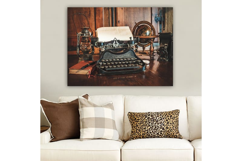 Lærred 70x100 cm - Vintage skrivemaskine med papir og en gammel globus på et træbord - Sort / Brun / Hvid - Boligtilbehør - Billeder & kunst - Billeder på lærred
