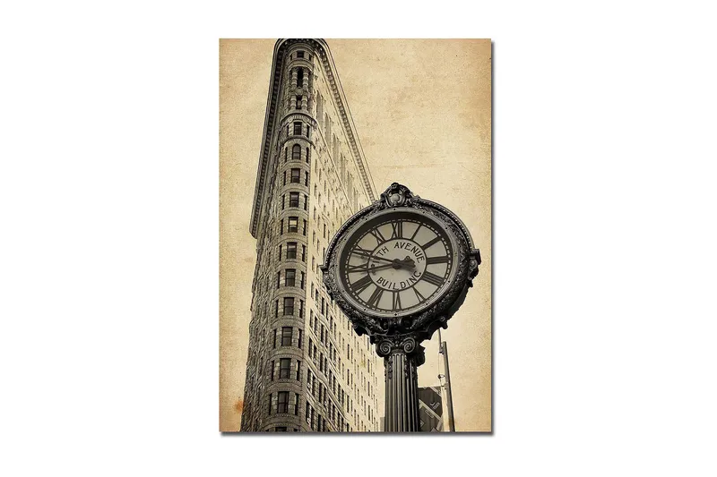 Lærred 70x100 cm - Vintage ur ved foden af en ikonisk bygning i New York, Sort / Grå / Beige