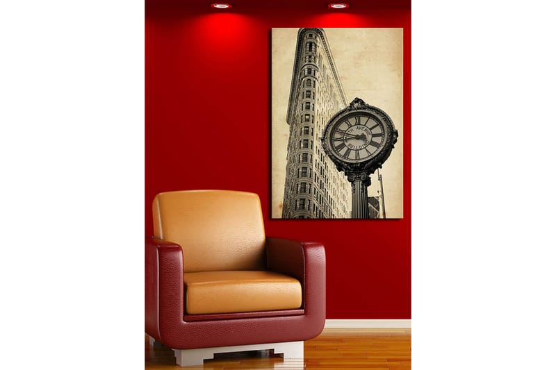 Lærred 70x100 cm - Vintage ur ved foden af en ikonisk bygning i New York - Sort / Grå / Beige - Boligtilbehør - Billeder & kunst - Billeder på lærred