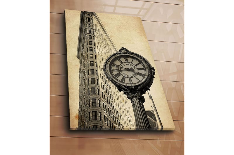 Lærred 70x100 cm - Vintage ur ved foden af en ikonisk bygning i New York - Sort / Grå / Beige - Boligtilbehør - Billeder & kunst - Billeder på lærred