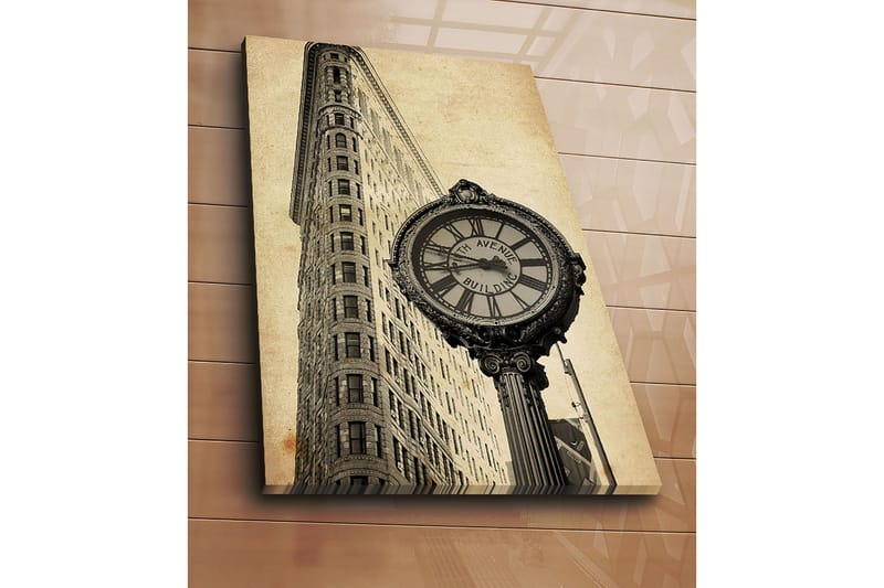 Lærred 70x100 cm - Vintage ur ved foden af en ikonisk bygning i New York - Sort / Grå / Beige - Boligtilbehør - Billeder & kunst - Billeder på lærred