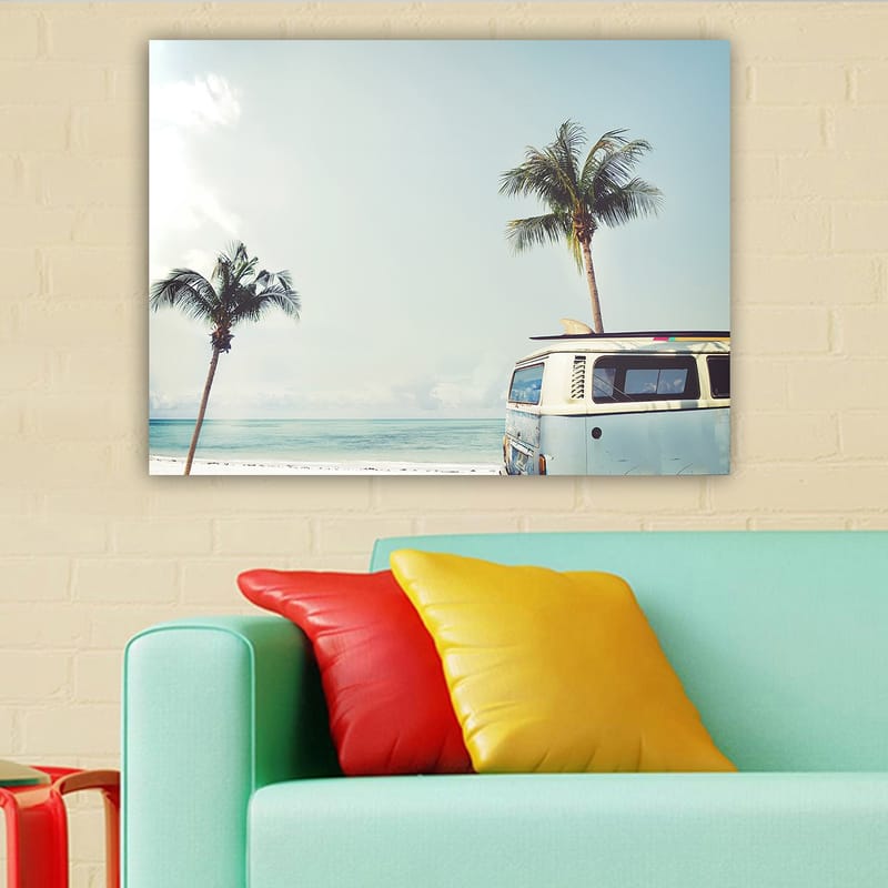 Lærred 70x100 cm - Vintage varevogn på stranden med palmer og hav i baggrunden - Lyseblå / Hvid / Grøn - Boligtilbehør - Billeder & kunst - Billeder på lærred