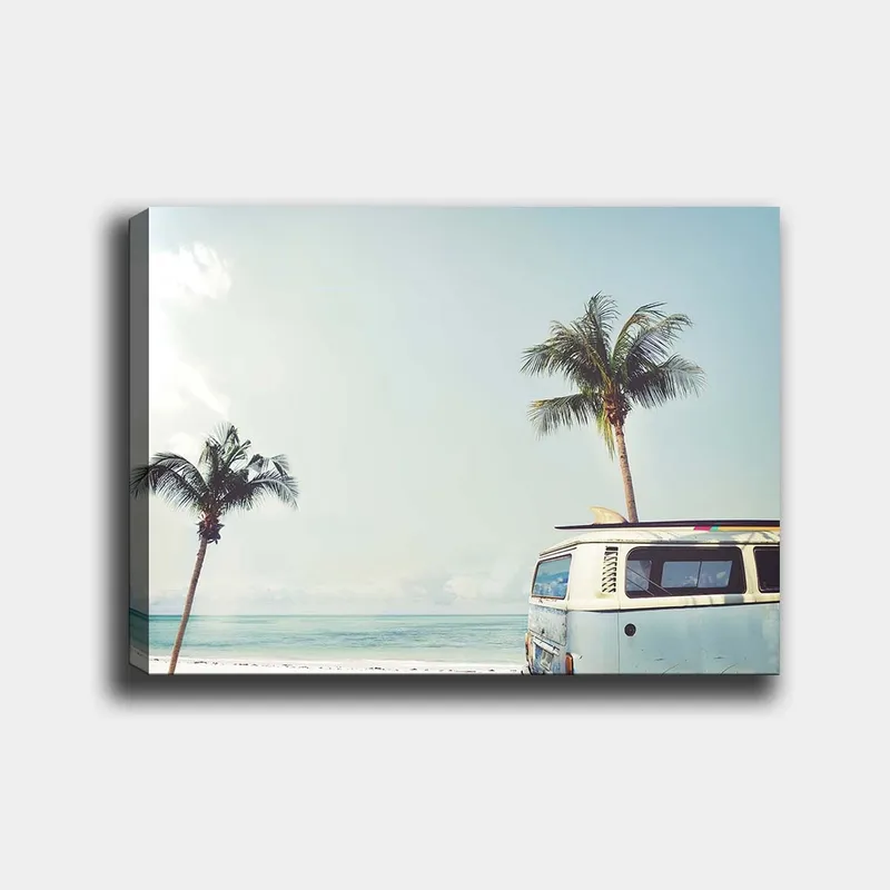 Lærred 70x100 cm - Vintage varevogn på stranden med palmer og hav i baggrunden, Lyseblå / Hvid / Grøn