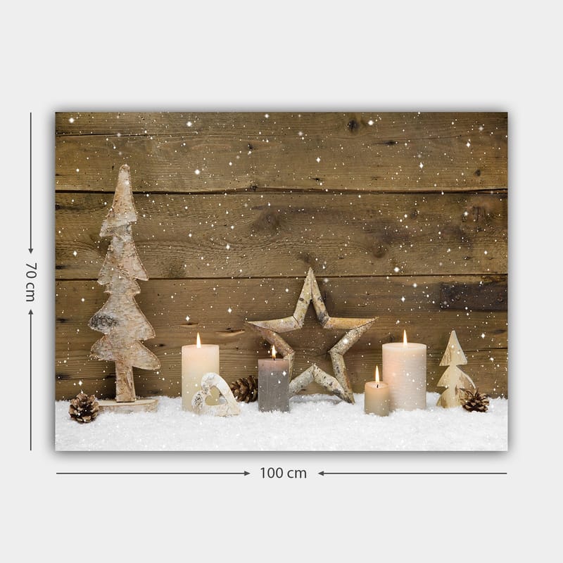 Lærred 70x100 cm - Vinterdekoration med lys, træer og stjerner på en snedækket overflade - Hvid / Grå / Brun - Boligtilbehør - Billeder & kunst - Billeder på lærred