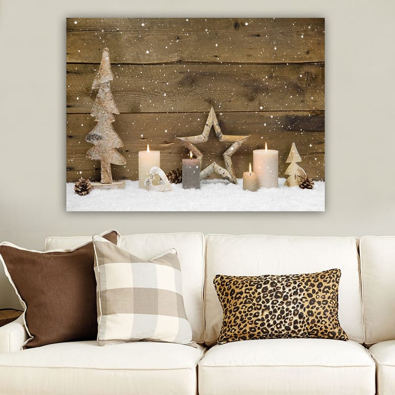 Lærred 70x100 cm - Vinterdekoration med lys, træer og stjerner på en snedækket overflade - Hvid / Grå / Brun - Boligtilbehør - Billeder & kunst - Billeder på lærred