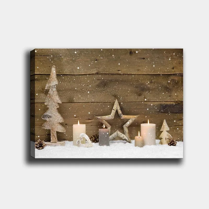 Lærred 70x100 cm - Vinterdekoration med lys, træer og stjerner på en snedækket overflade, Hvid / Grå / Brun