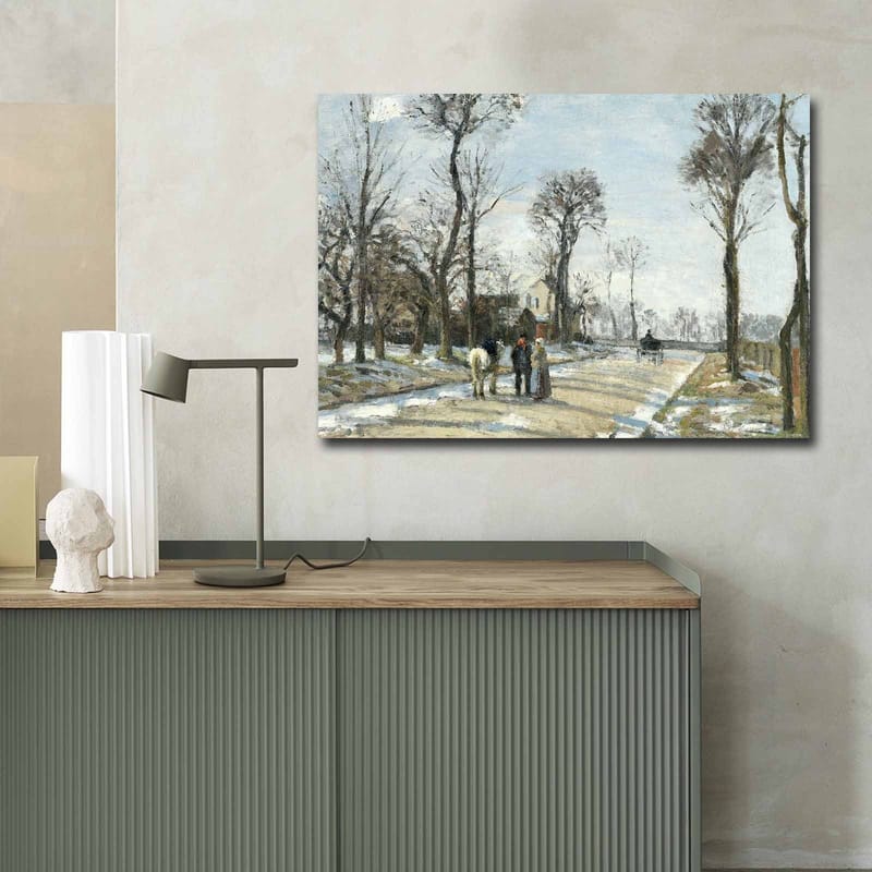 Lærred 70x100 cm - Vinterlandskab med mennesker, der går langs en snedækket vej omgivet af træer - Grå / Hvid / Brun - Boligtilbehør - Billeder & kunst - Billeder på lærred